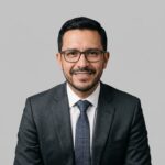 Foto de hombre adulto sonriendo